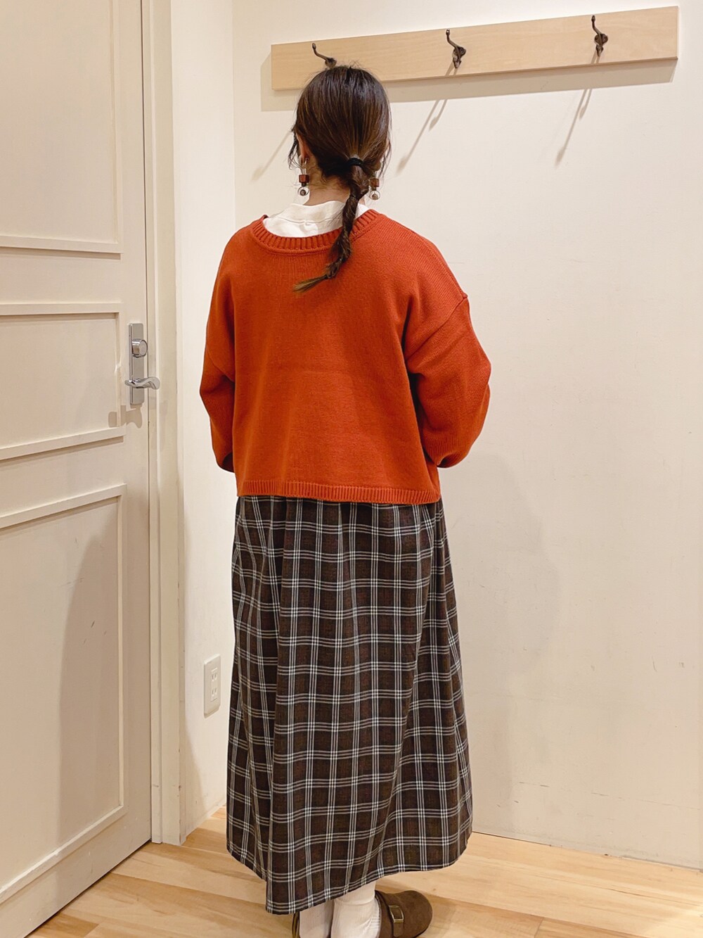 「カーディガン、ワンピース、セーター、冬コーデ、お出かけコーデ、赤ニット、チェックワンピース、低身長、サマンサ モスモス(Samansa Mos2)、Samansa Mos2、秋冬コーデ、サマンサモスモス」｜「Samansa Mos2のリボン前後着ニットカーディガン（カーディガン/ボレロ、レッド系）」を使った、sakura✿さん（レディース・158cm）の冬コーディネートの3枚目の写真
