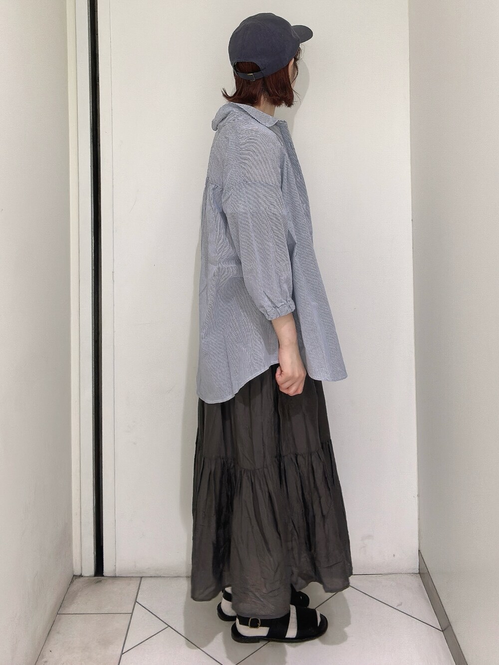 ブラック系のサンダルを着用したレディースの夏コーディネートの2枚目の写真