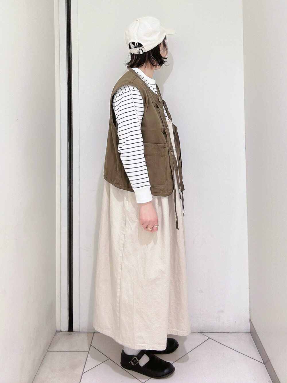 ブラック系のその他シューズを着用したレディースの冬コーディネートの5枚目の写真