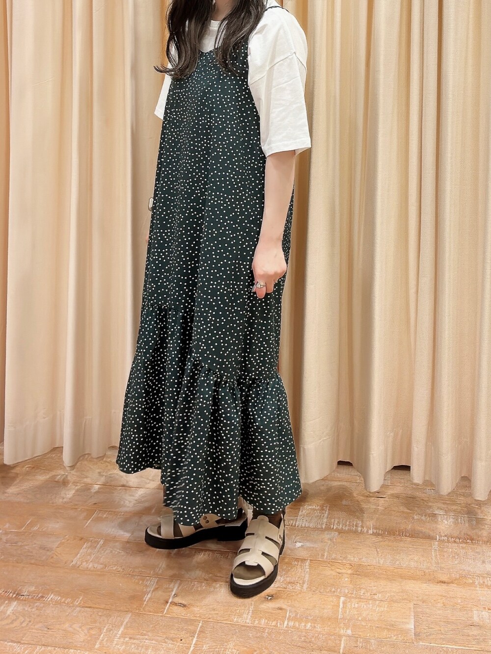 ホワイト系のTシャツ/カットソー、グリーン系のワンピース、ホワイト系のハットを着用したレディースの夏コーディネートの2枚目の写真