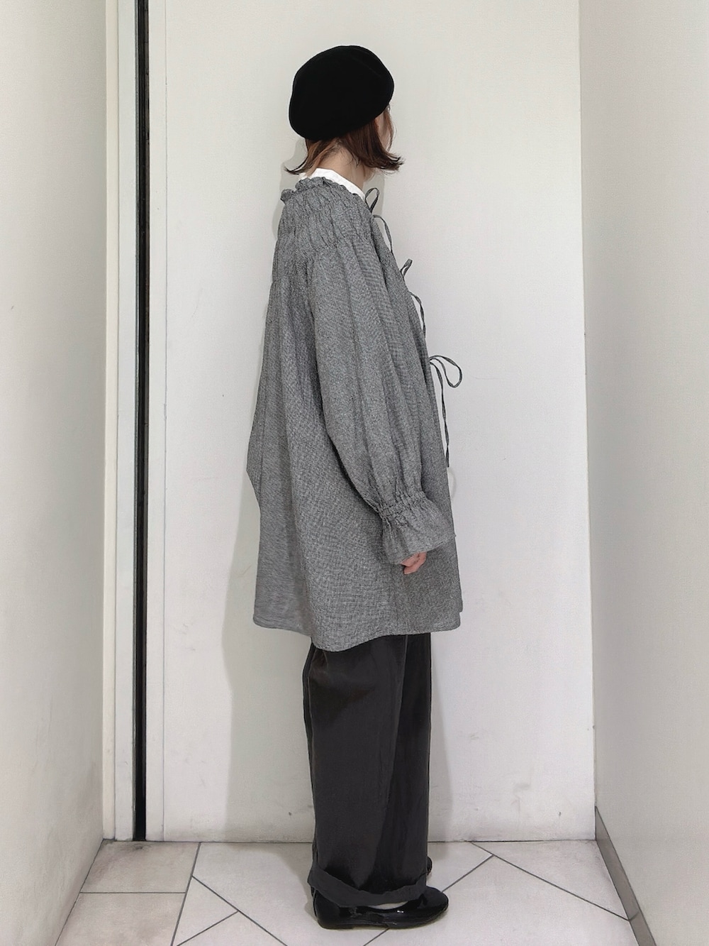 「ベレー帽、リネンシャツ、ゆべしコラボ、ゆべし×SamansaMos2、ゆべし、リネンパンツ」｜「Samansa Mos2の【ゆべし×Samansa Mos2】ダブル釦ストレートパンツ（その他パンツ、グレー系）」を使った、sakura✿さん（レディース・158cm）の春コーディネートの4枚目の写真