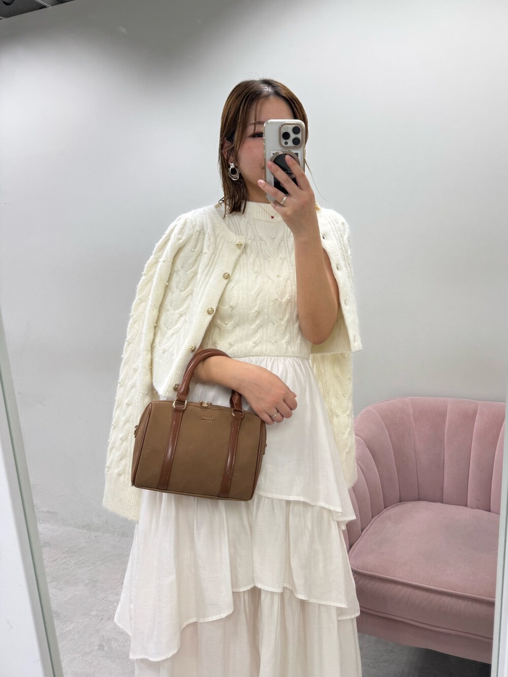 ホワイト系のワンピース、ホワイト系のカーディガン/ボレロを着用したレディースの秋コーディネートの2枚目の写真