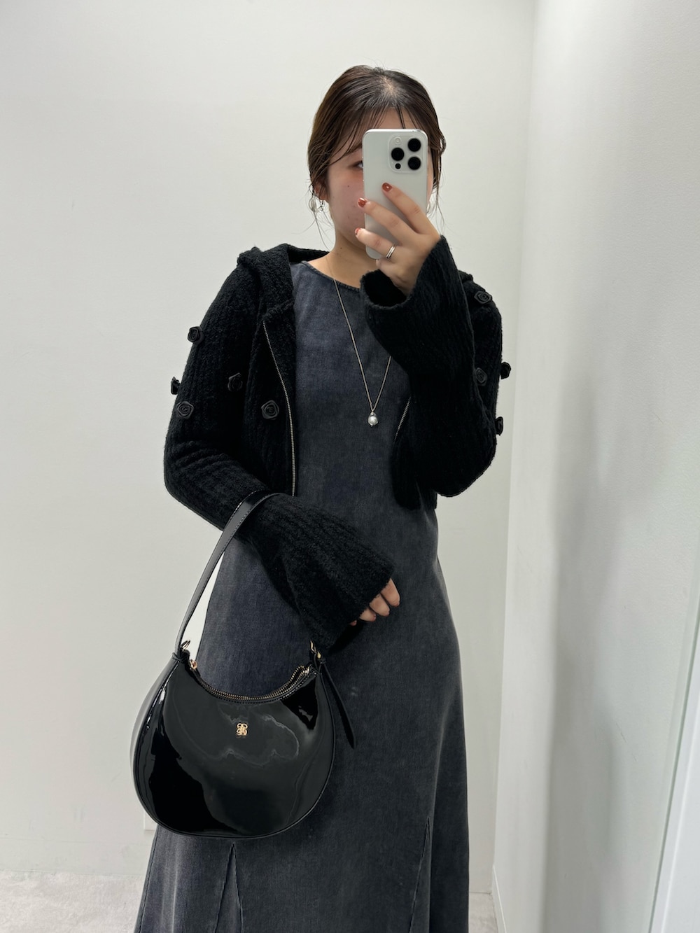 グレー系のワンピース、ブラック系のパーカー、ブラック系のショルダーバッグを着用したレディースの夏コーディネートの2枚目の写真