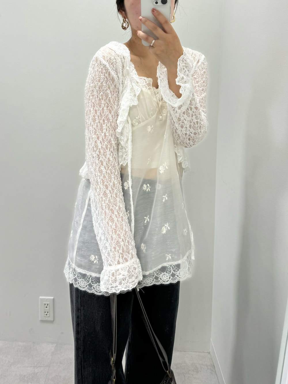 ホワイト系のシャツ/ブラウス、ホワイト系のチュニック、ブラック系のデニムパンツを着用したレディースの夏コーディネートの2枚目の写真