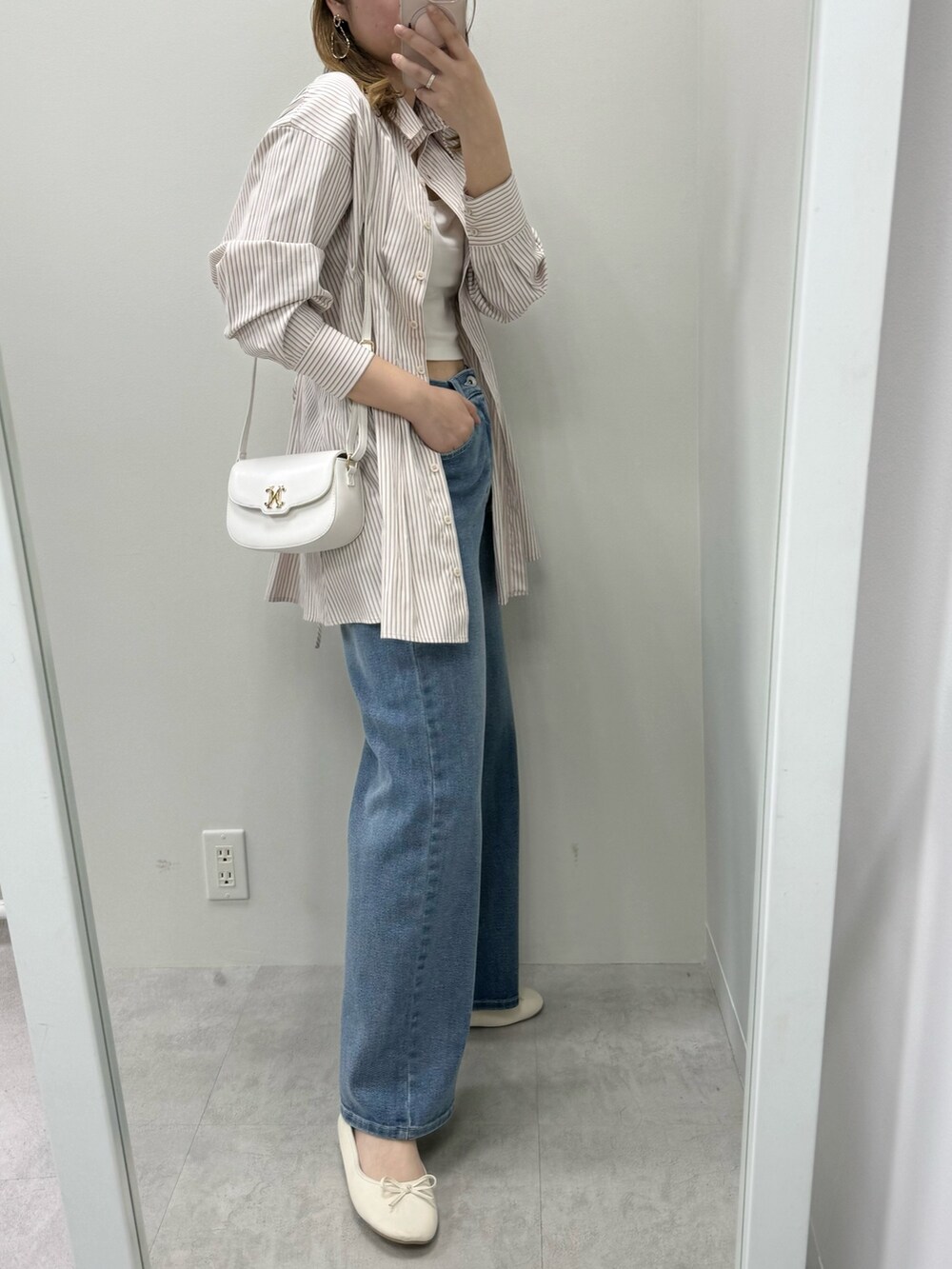 ピンク系のシャツ/ブラウス、ホワイト系のバレエシューズを着用したレディースの春コーディネートの2枚目の写真