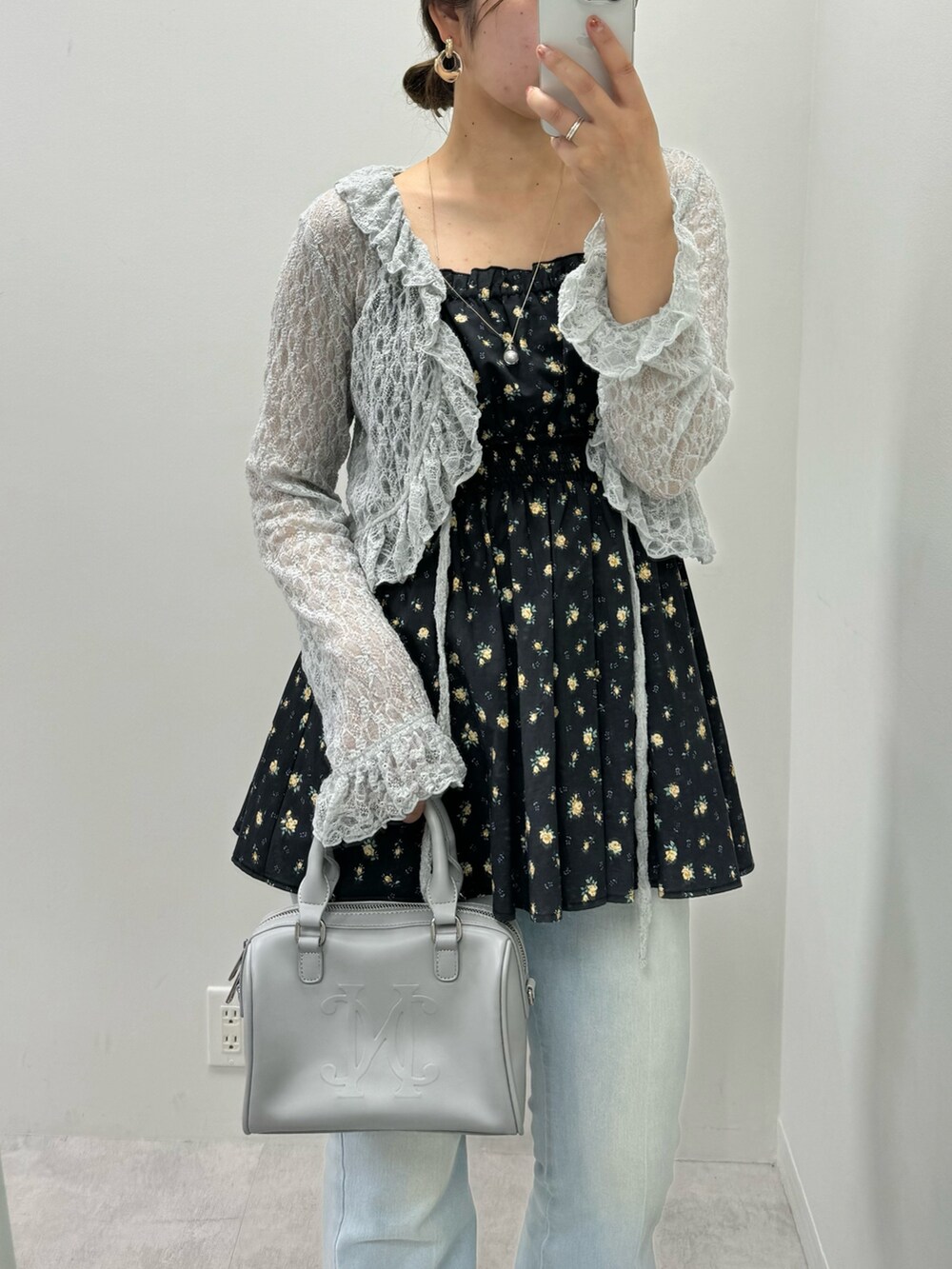 ブラック系のキャミソール、グレー系のシャツ/ブラウス、ブルー系のデニムパンツを着用したレディースの夏コーディネートの2枚目の写真