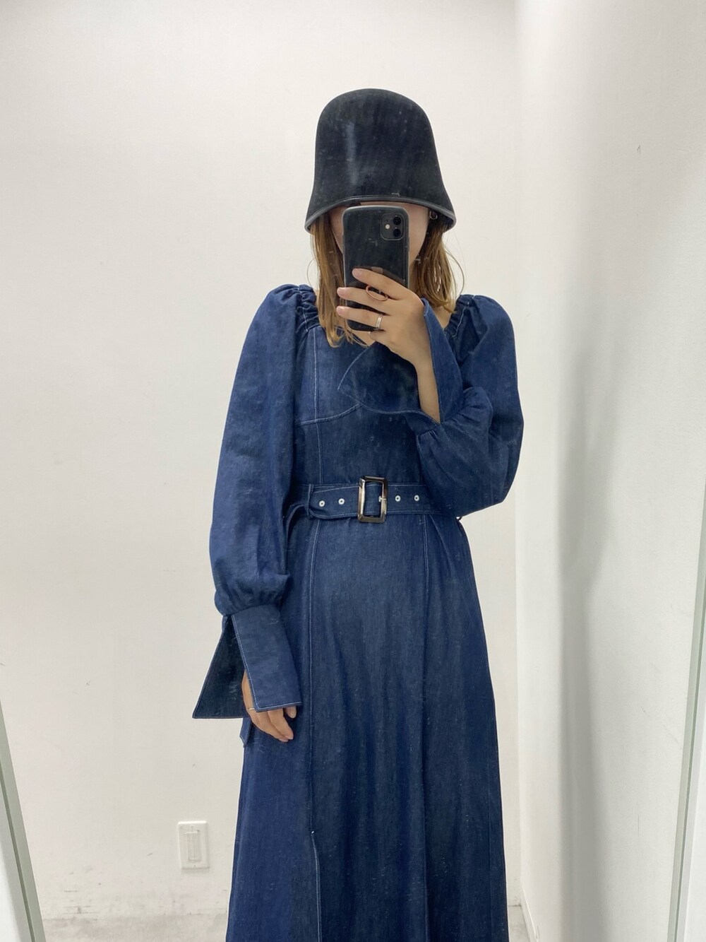 ブルー系のワンピース、ブラック系のブーツを着用したレディースの秋コーディネートの2枚目の写真