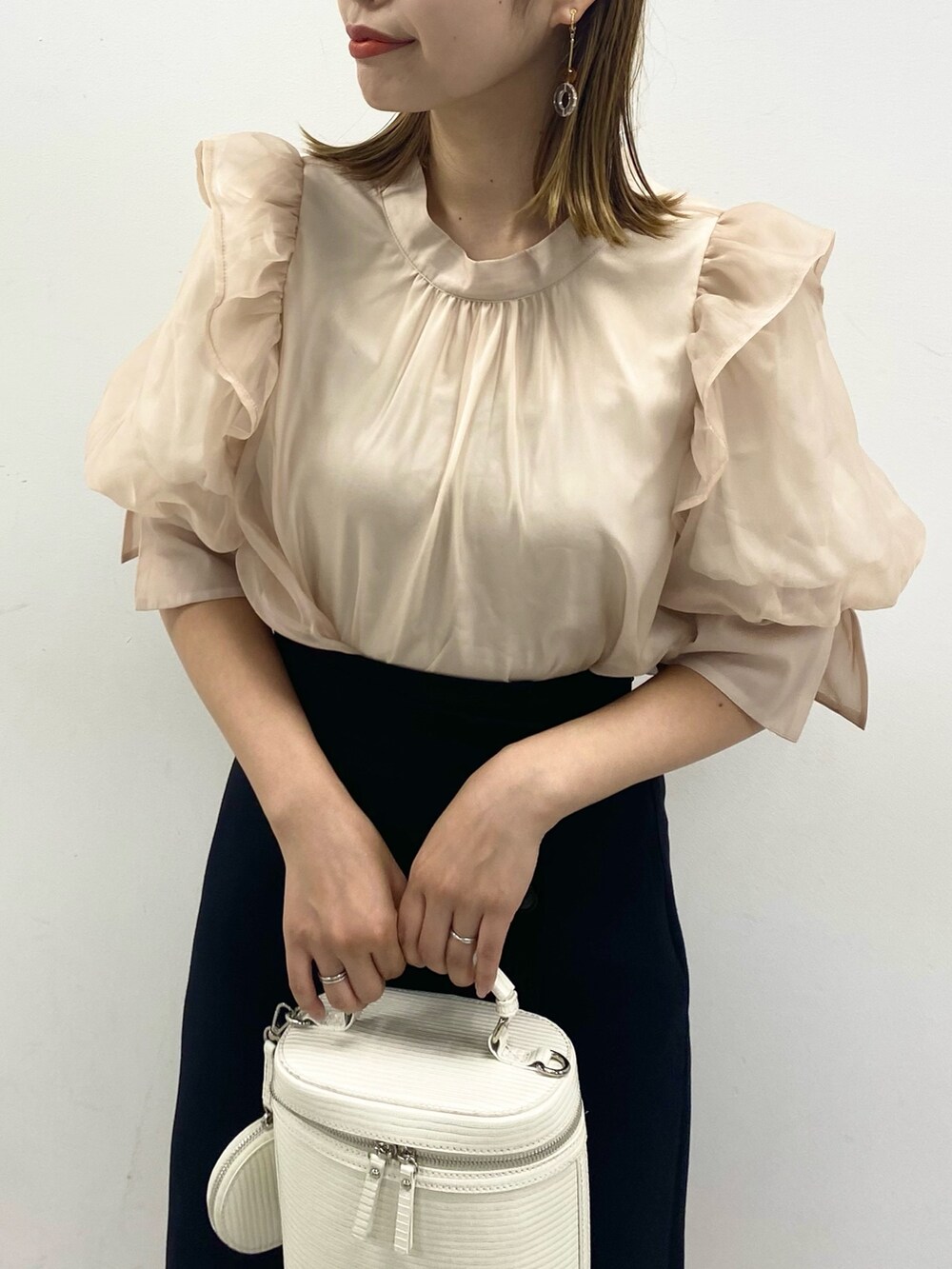 ブラック系のスカート、ベージュ系のシャツ/ブラウス、ブラック系のその他シューズを着用したレディースの夏コーディネートの4枚目の写真