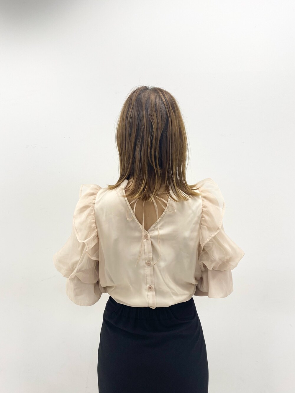 ブラック系のスカート、ベージュ系のシャツ/ブラウス、ブラック系のその他シューズを着用したレディースの夏コーディネートの3枚目の写真