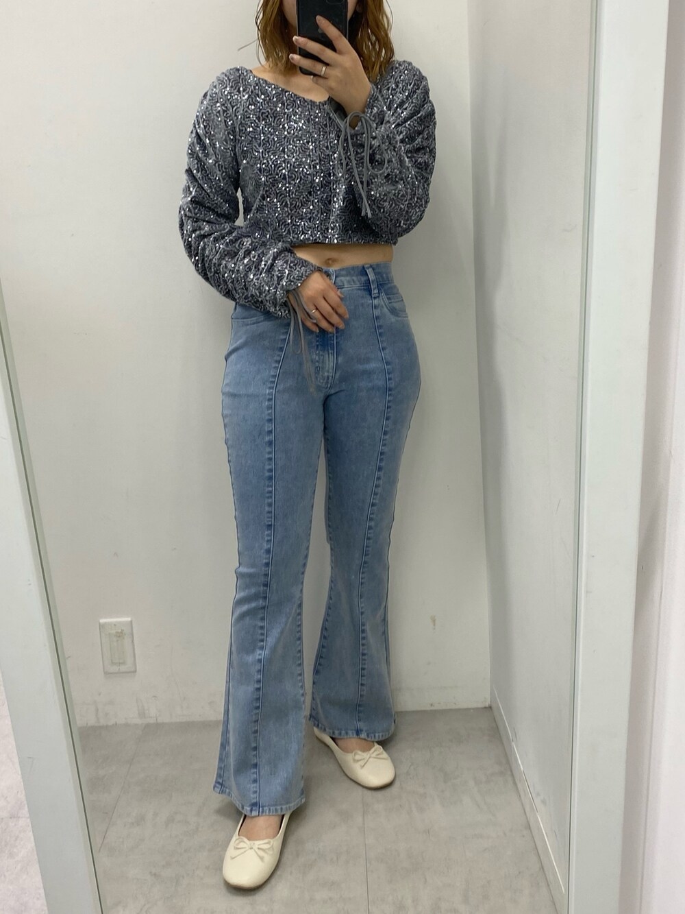 ブルー系のデニムパンツ、グレー系のシャツ/ブラウスを着用したレディースの秋コーディネートの2枚目の写真