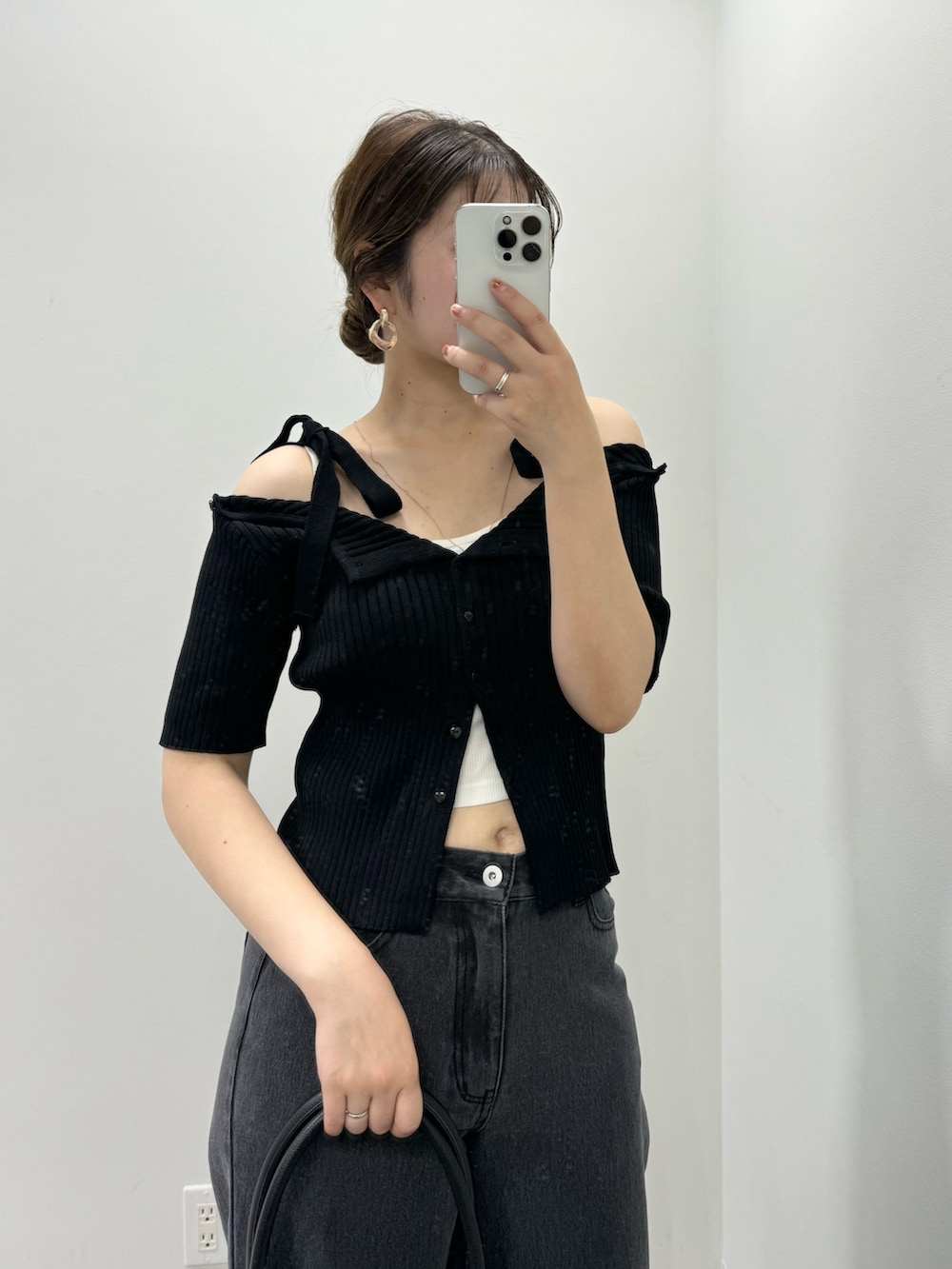 ブラック系のサンダル、ブラック系のニット/セーター、ブラック系のデニムパンツを着用したレディースの夏コーディネートの2枚目の写真