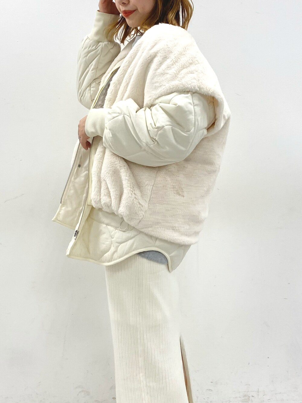 ホワイト系のブルゾン、グレー系のスウェット、ホワイト系のスカートを着用したレディースの冬コーディネートの4枚目の写真
