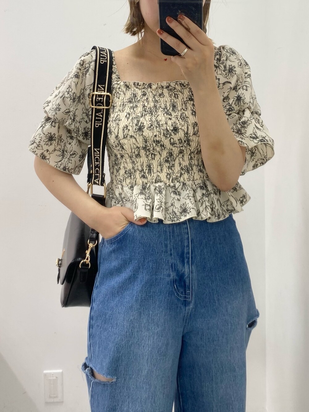 ホワイト系のシャツ/ブラウス、ブルー系のデニムパンツを着用したレディースの夏コーディネートの2枚目の写真