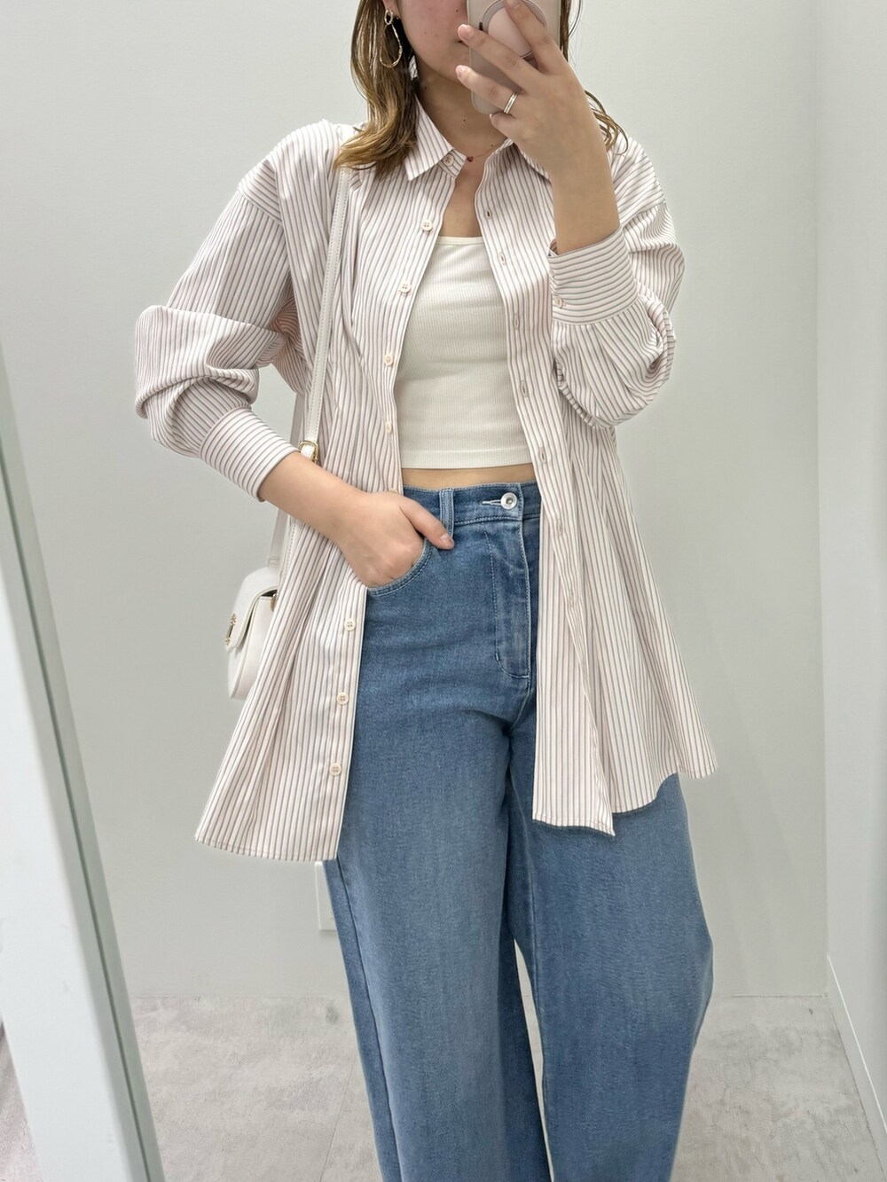 ピンク系のシャツ/ブラウス、ホワイト系のバレエシューズを着用したレディースの春コーディネートの3枚目の写真