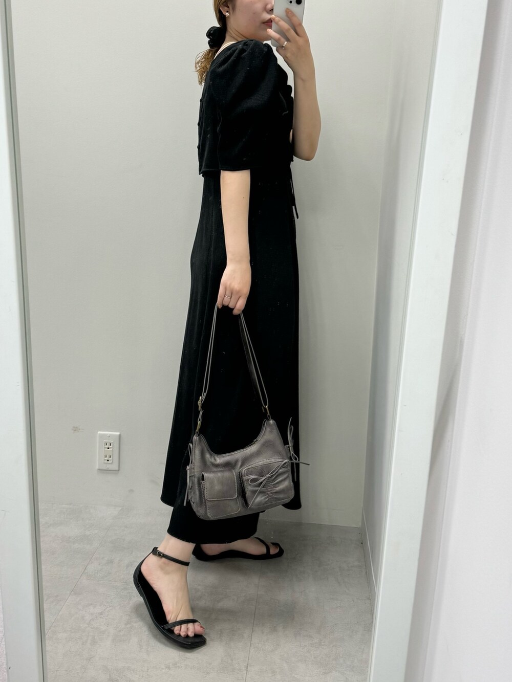 ブラック系のワンピース、ブラック系のショルダーバッグ、ブラック系のサンダルを着用したレディースの夏コーディネートの2枚目の写真