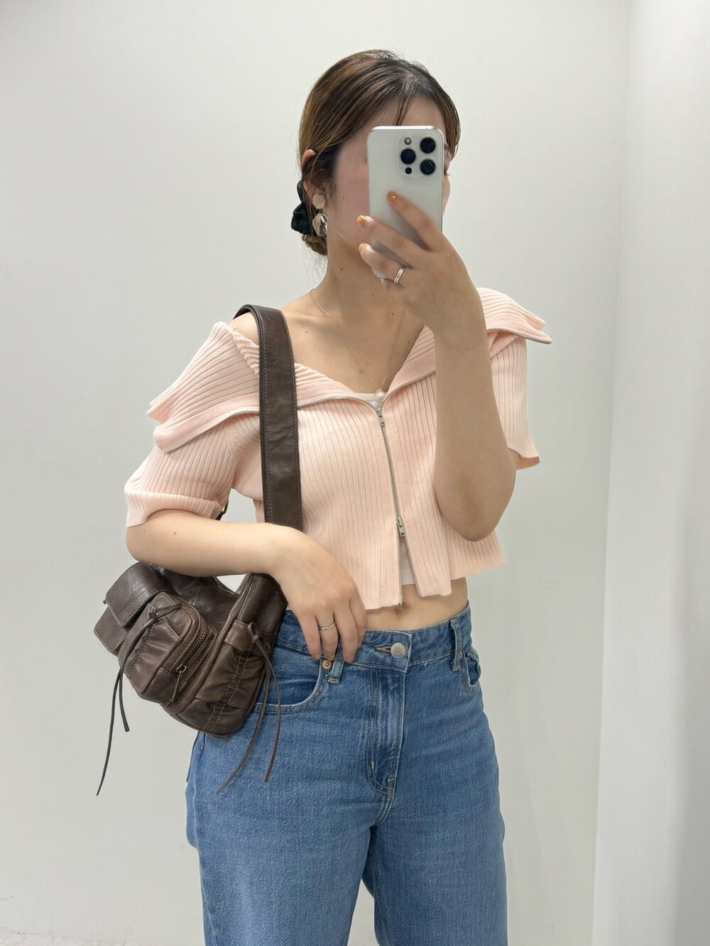 ピンク系のニット/セーター、ブラウン系のショルダーバッグ、ホワイト系のサンダルを着用したレディースの夏コーディネートの2枚目の写真