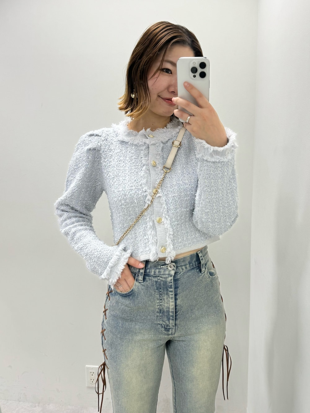 ブルー系のカーディガン/ボレロ、ブルー系のデニムパンツ、ブラック系のパンプスを着用したレディースの冬コーディネートの2枚目の写真