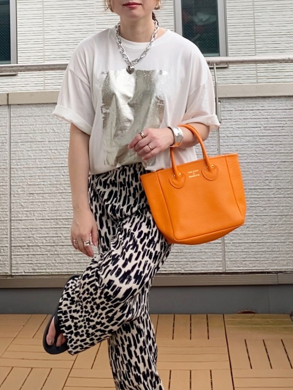 ホワイト系のTシャツ/カットソー、ホワイト系のその他パンツ、オレンジ系のトートバッグを着用したレディースの夏コーディネートの4枚目の写真