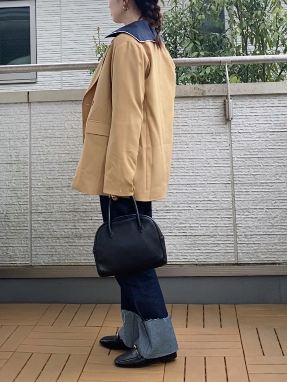 ベージュ系のテーラードジャケット、ブルー系のシャツ/ブラウス、ブルー系のデニムパンツを着用したレディースの春コーディネートの2枚目の写真