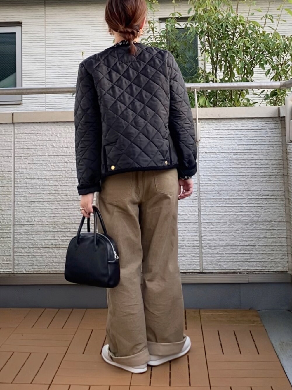 ブラック系のノーカラージャケット、ブラック系のシャツ/ブラウス、ベージュ系のその他パンツを着用したレディースの秋コーディネートの4枚目の写真