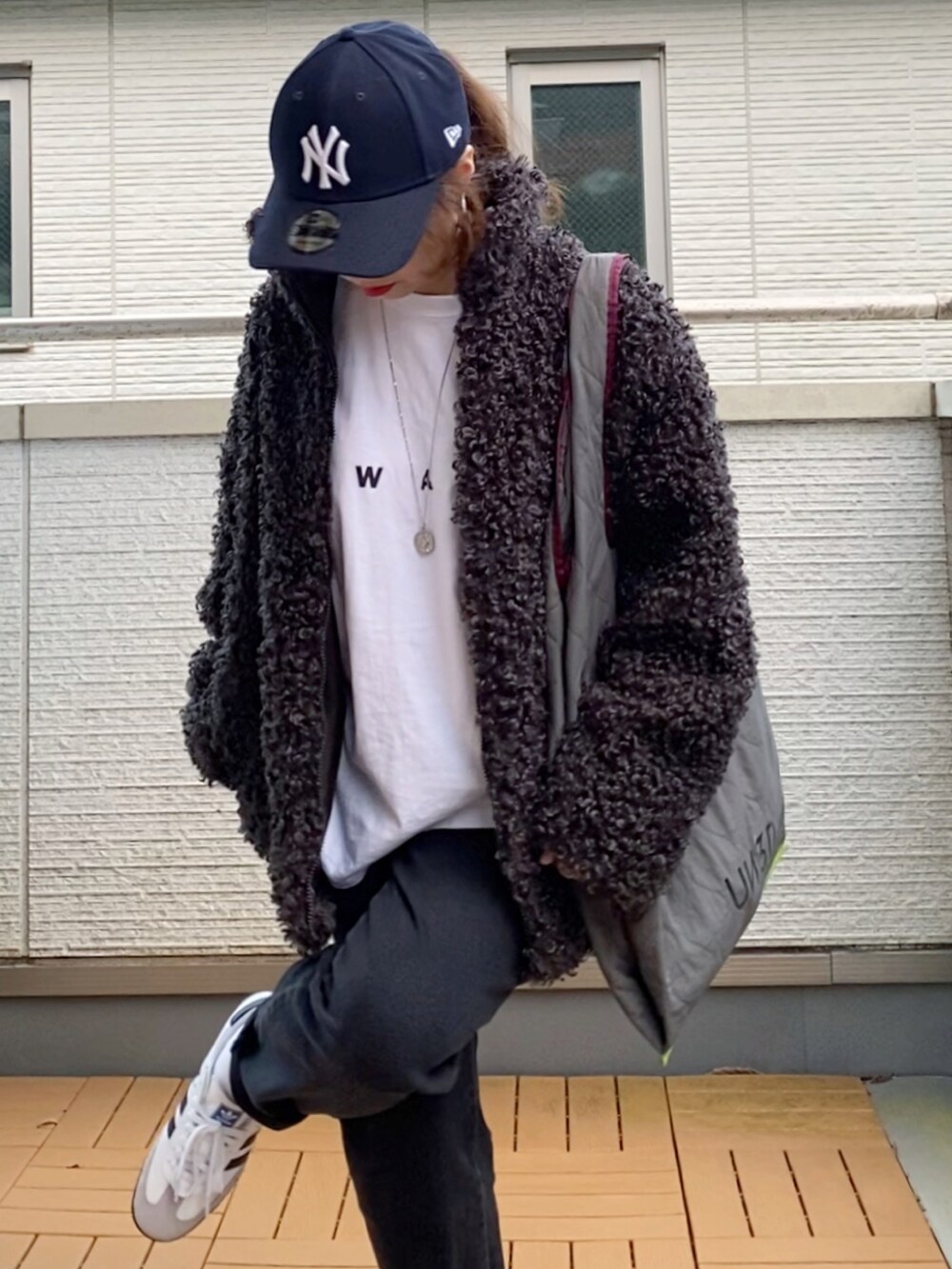 グレー系のブルゾン、ホワイト系のTシャツ/カットソー、グレー系のトートバッグを着用したレディースの秋コーディネートの5枚目の写真