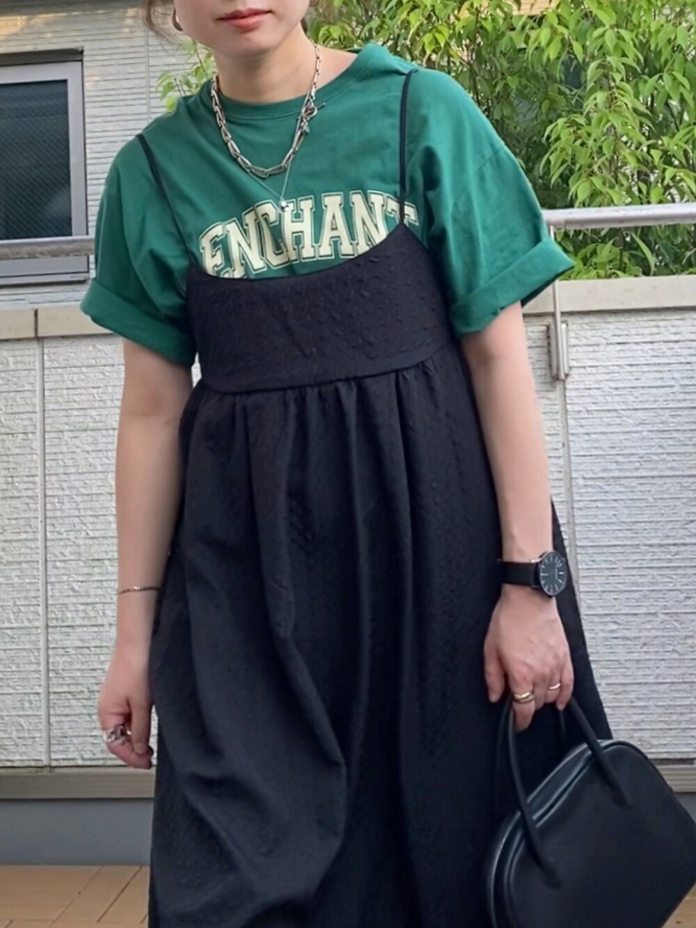 ブラック系のワンピース、グリーン系のTシャツ/カットソー、ブラック系のショルダーバッグを着用したレディースの夏コーディネートの4枚目の写真