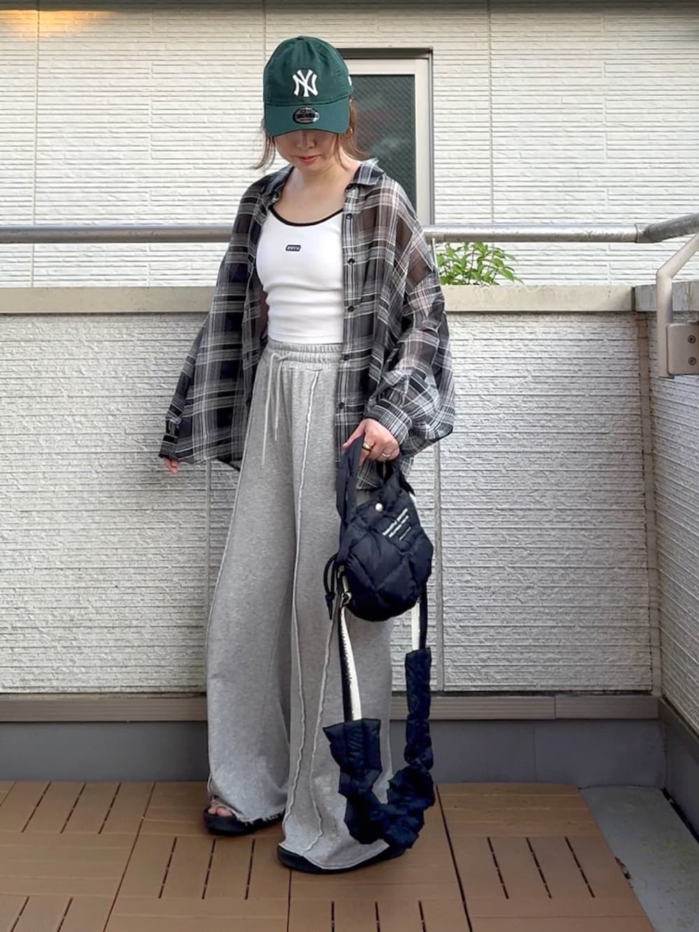 ホワイト系のキャミソール、ブラック系のシャツ/ブラウス、グレー系のスウェットパンツを着用したレディースの夏コーディネートの2枚目の写真