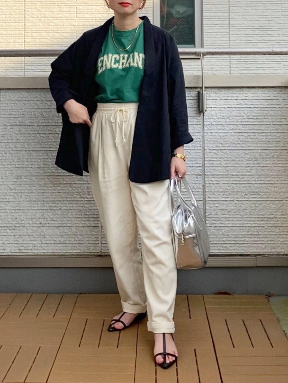 ブラック系のテーラードジャケット、ホワイト系のその他パンツ、シルバー系のボストンバッグを着用したレディースの春コーディネートの3枚目の写真