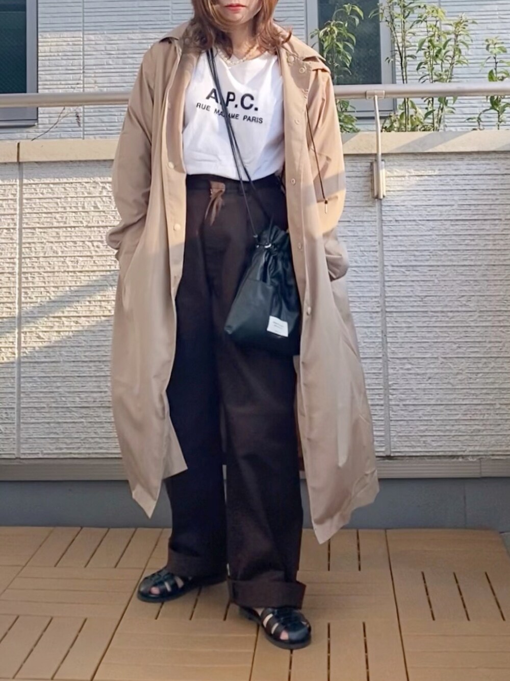 ホワイト系のTシャツ/カットソー、ブラウン系のその他パンツ、ブラック系のショルダーバッグを着用したレディースの春コーディネートの2枚目の写真