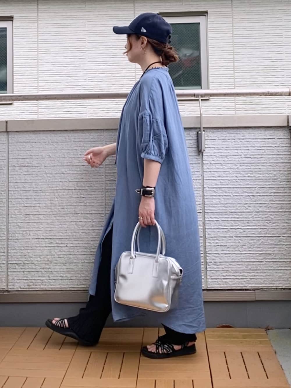 ブルー系のワンピース、ブラック系のその他パンツ、シルバー系のボストンバッグを着用したレディースの夏コーディネートの2枚目の写真