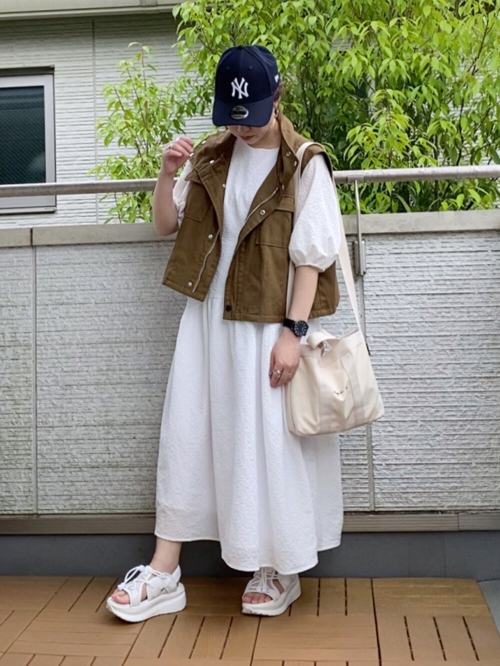 「Le temps riche、ロングワンピース、ベスト、厚底シューズ、キャップ、大人カジュアル、低身長」｜「Le temps richeのウエストドロストロングワンピース　＜Le temps riche＞（ワンピース、ホワイト系）」を使った、Kay-teeeさん（レディース・150cm）の夏コーディネートの2枚目の写真