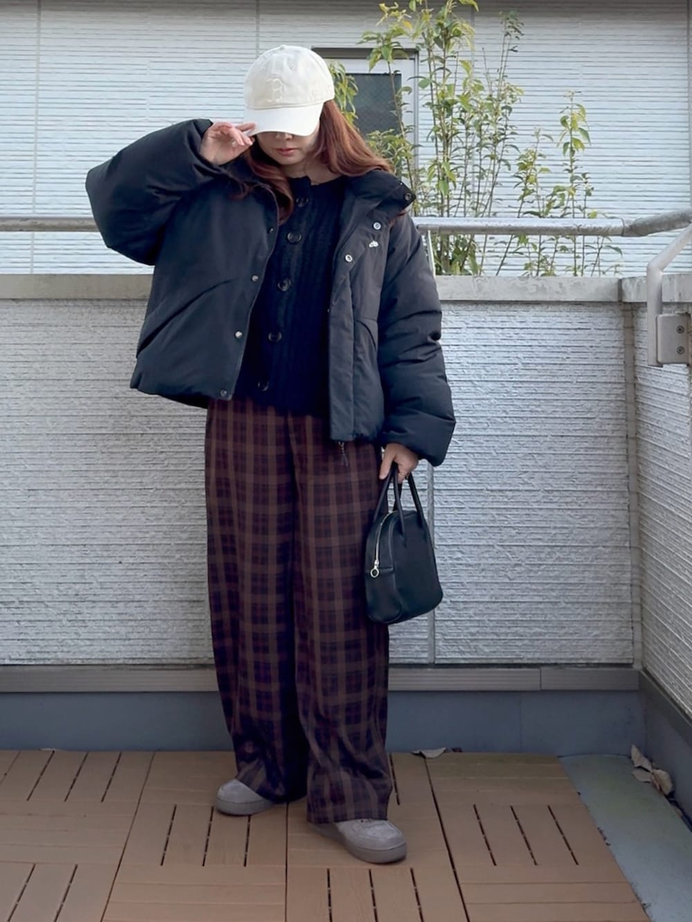 ブラウン系のその他パンツ、ブラウン系のスニーカー、ブラック系のその他アウターを着用したレディースの冬コーディネートの2枚目の写真