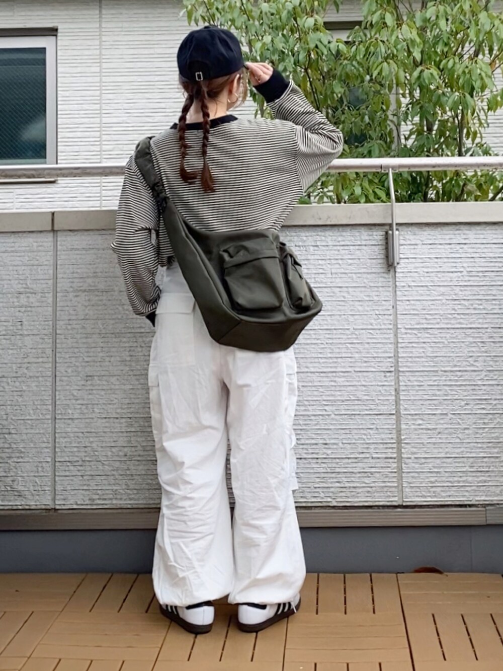 ホワイト系のTシャツ/カットソー、ホワイト系のカーゴパンツ、グリーン系のショルダーバッグを着用したレディースの春コーディネートの2枚目の写真