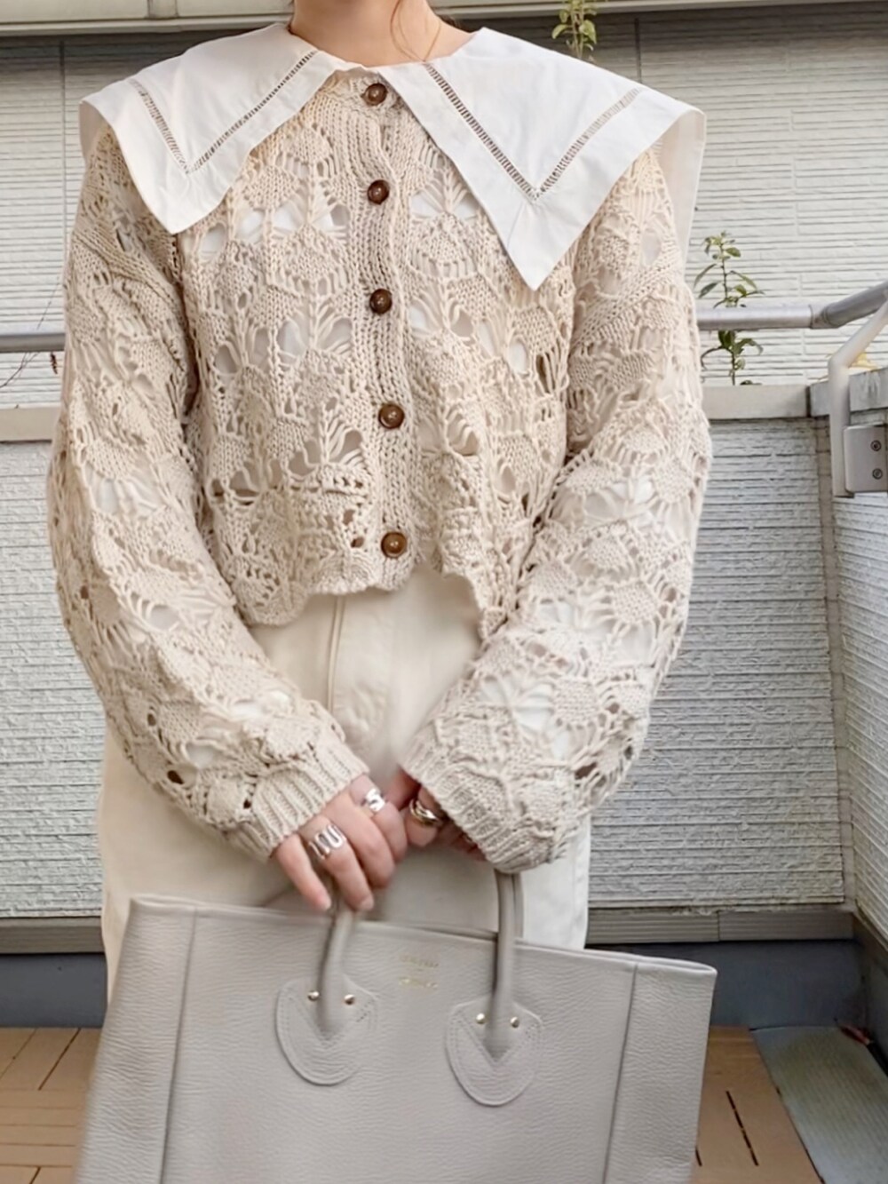 ホワイト系のカーディガン/ボレロ、ホワイト系のシャツ/ブラウス、ホワイト系のデニムパンツを着用したレディースの春コーディネートの3枚目の写真