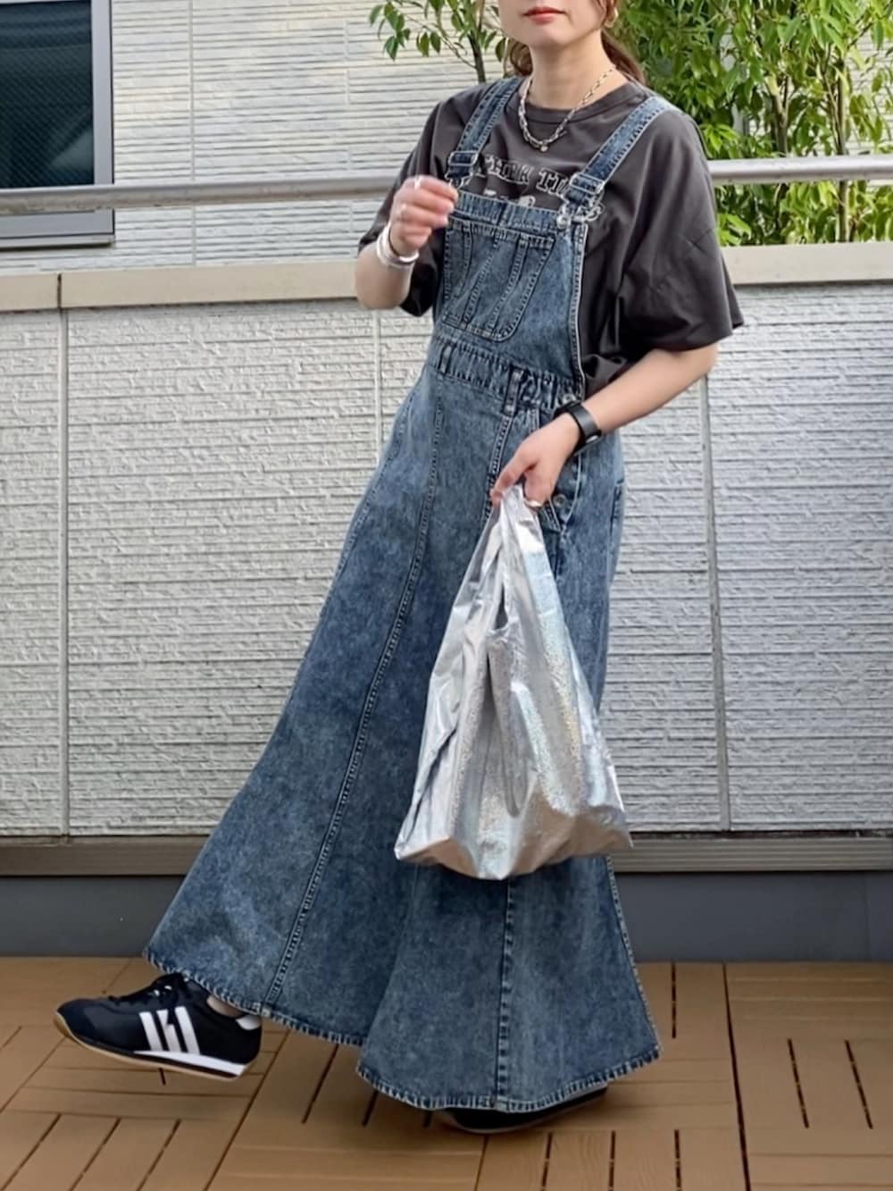 ブルー系のジャンパースカート、グレー系のTシャツ/カットソー、その他のエコバッグ/サブバッグを着用したレディースの夏コーディネートの2枚目の写真