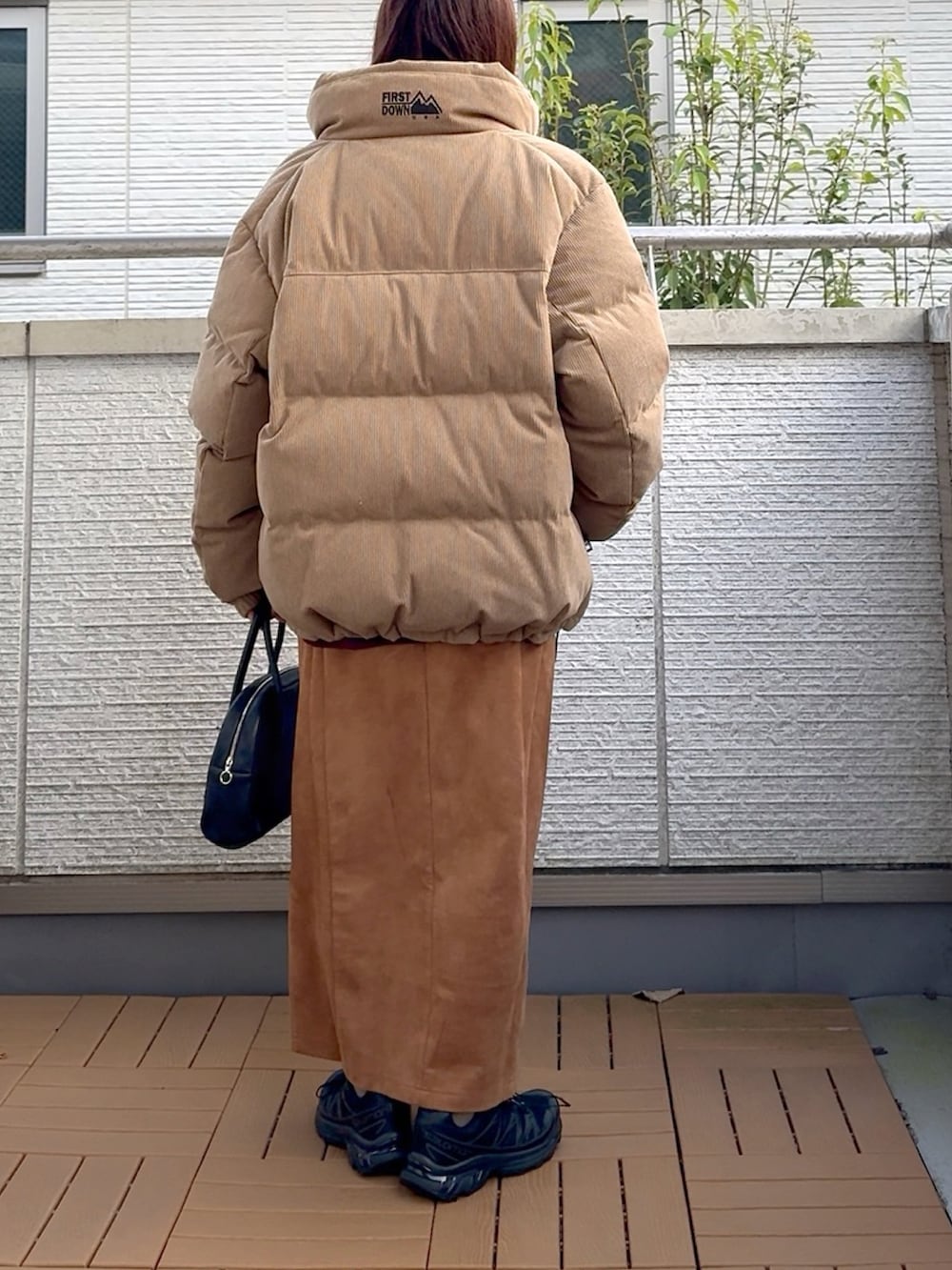 ベージュ系のダウンジャケット/コート、ブラック系のスカート、レッド系のスウェットを着用したレディースの秋コーディネートの3枚目の写真