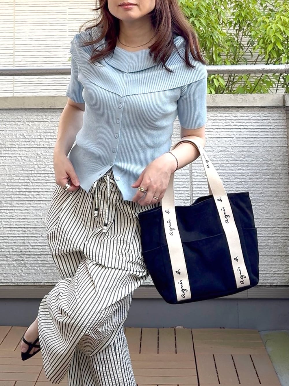 ホワイト系のその他パンツ、ブルー系のニット/セーターを着用したレディースの夏コーディネートの4枚目の写真