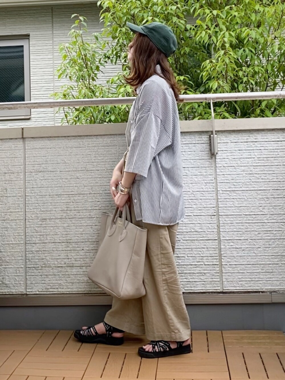 その他のシャツ/ブラウス、ホワイト系のタンクトップ、ベージュ系のその他パンツを着用したレディースの夏コーディネートの3枚目の写真