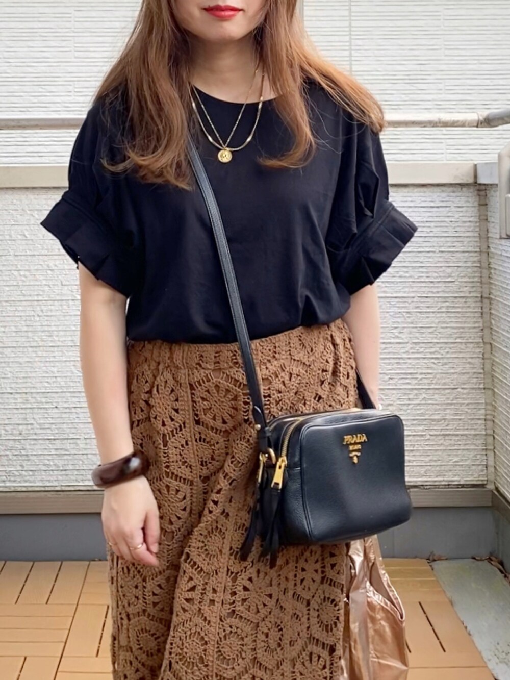 ブラック系のTシャツ/カットソー、ブラウン系のスカート、ピンク系のエコバッグ/サブバッグを着用したレディースの夏コーディネートの3枚目の写真