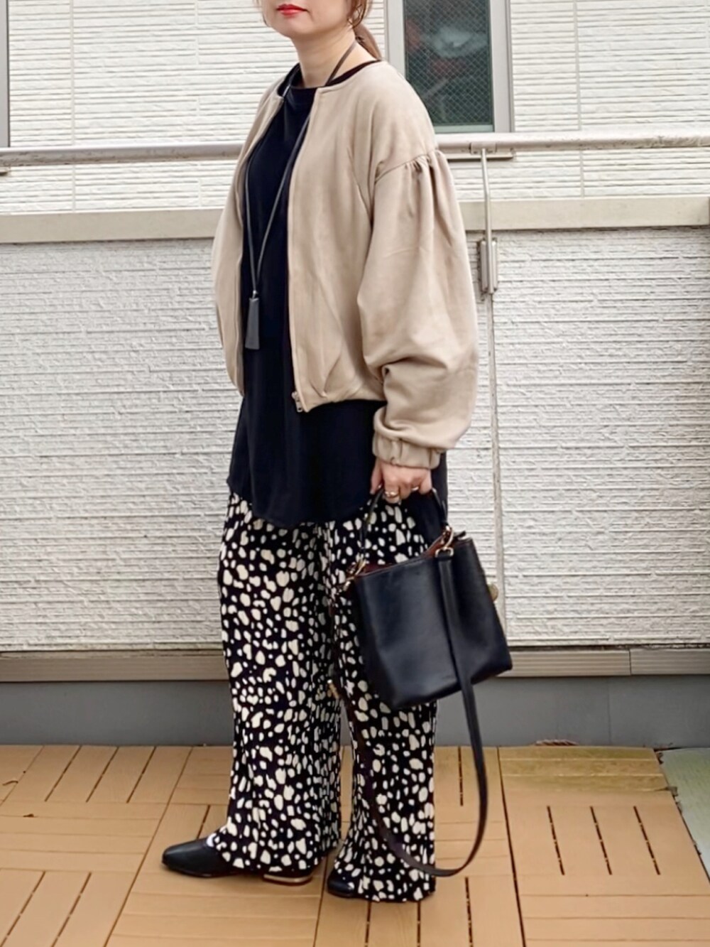 「秋っぽコーデ更新中、レザー、ブルゾン、柄パンツ、ワイドパンツ、パンプス、Fossil、フォッシル、FOSSILSTYLE」｜「Fizzの【Fizz/フィズ】　フェイクスウェード　ボリュームスリーブノーカラーブルゾン（ブルゾン、ベージュ系）」を使った、Kay-teeeさん（レディース・150cm）の秋コーディネートの3枚目の写真