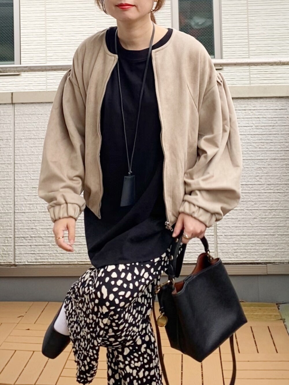 「秋っぽコーデ更新中、レザー、ブルゾン、柄パンツ、ワイドパンツ、パンプス、Fossil、フォッシル、FOSSILSTYLE」｜「Fizzの【Fizz/フィズ】　フェイクスウェード　ボリュームスリーブノーカラーブルゾン（ブルゾン、ベージュ系）」を使った、Kay-teeeさん（レディース・150cm）の秋コーディネートの4枚目の写真