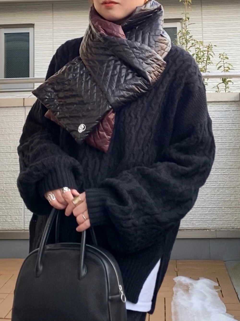 ベージュ系のステンカラーコート、ブラック系のショルダーバッグ、ブラック系のニット/セーターを着用したレディースの冬コーディネートの3枚目の写真