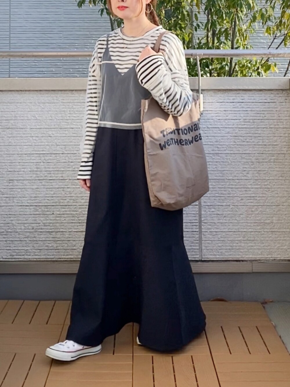 ホワイト系のTシャツ/カットソー、ブラック系のTシャツ/カットソー、ブラック系のワンピースを着用したレディースの春コーディネートの2枚目の写真