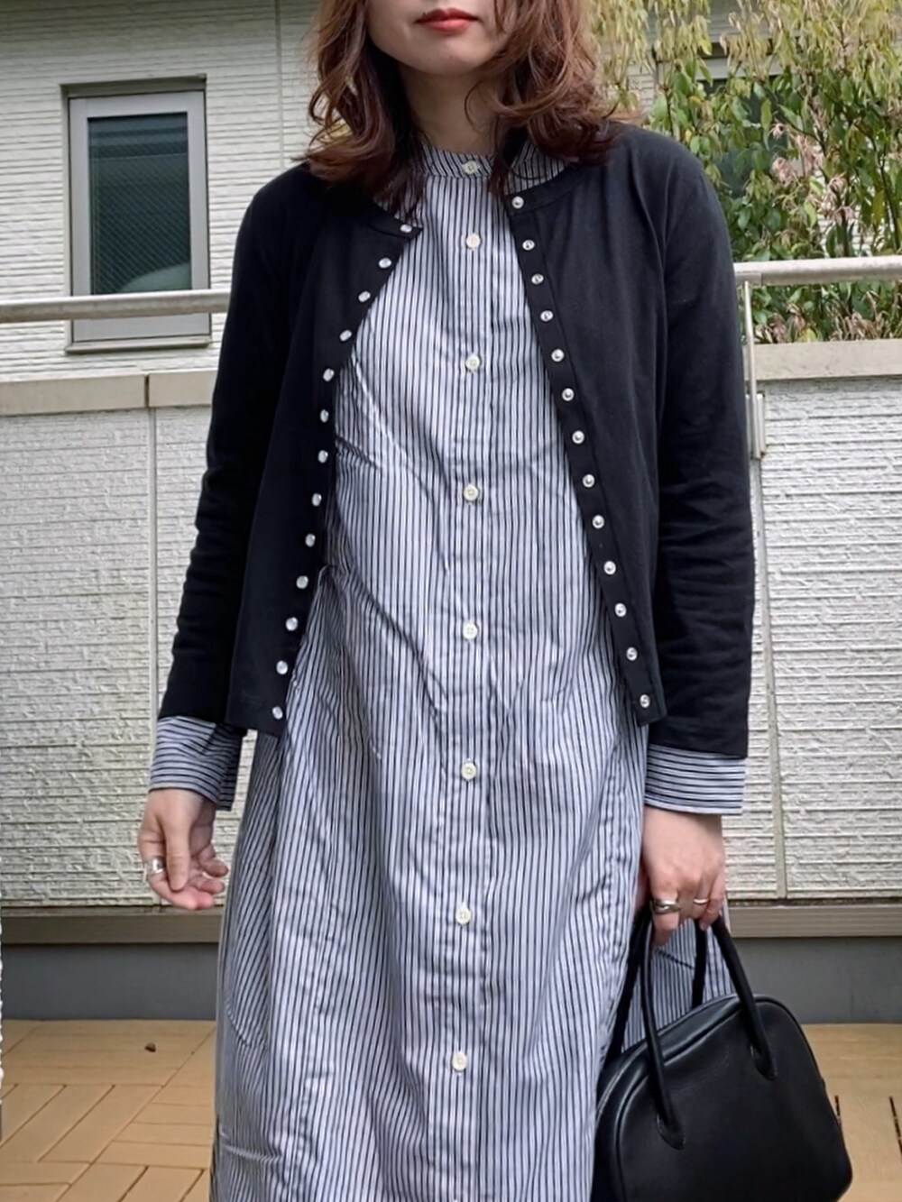ブラック系のカーディガン/ボレロ、ブラック系のワンピース、ブラック系のショルダーバッグを着用したレディースの春コーディネートの3枚目の写真