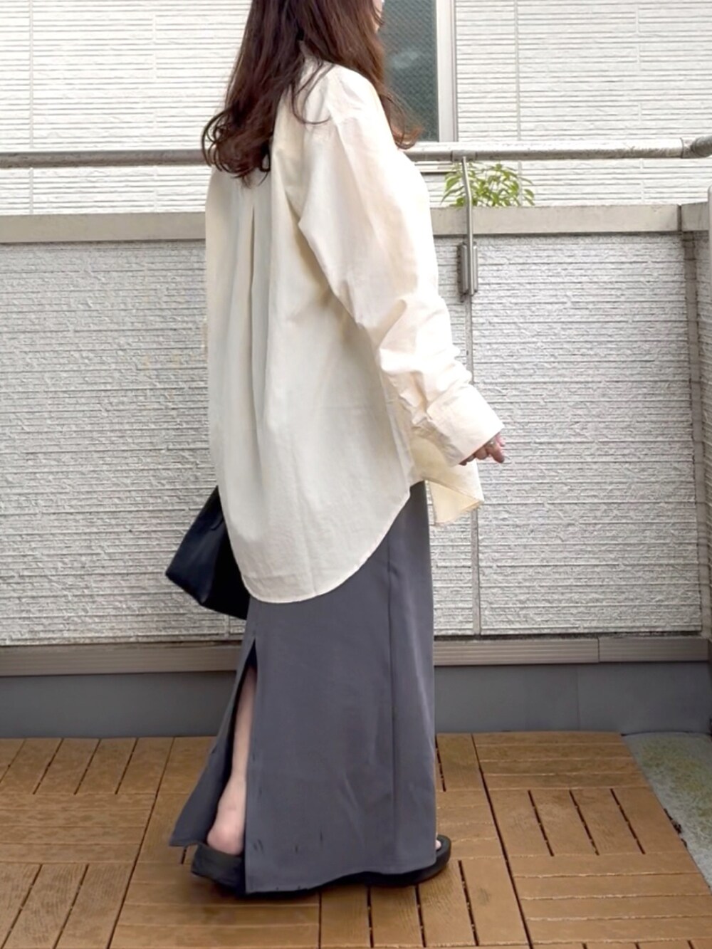 ブルー系のワンピース、ホワイト系のシャツ/ブラウス、ブラック系のショルダーバッグを着用したレディースの春コーディネートの4枚目の写真