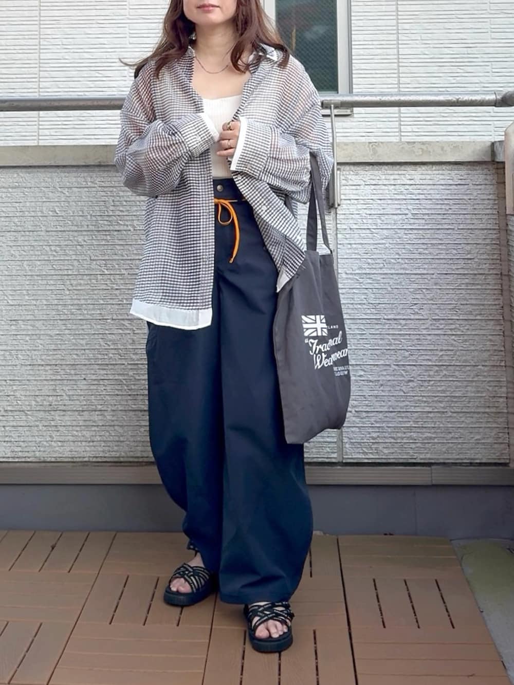ホワイト系のシャツ/ブラウス、ブルー系のその他パンツを着用したレディースの夏コーディネートの2枚目の写真