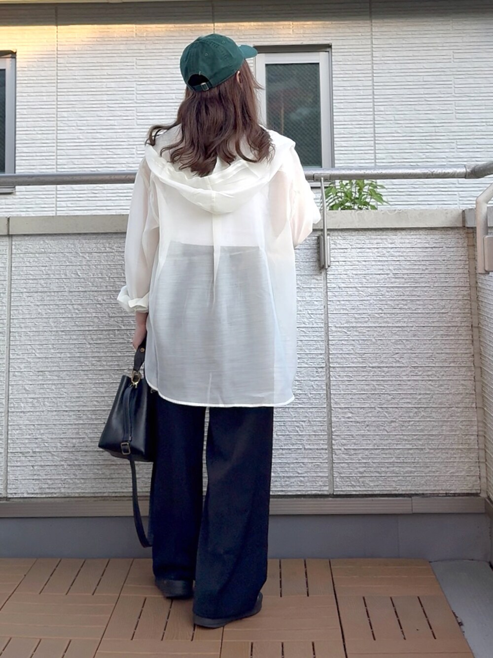 ホワイト系のシャツ/ブラウス、ブラック系のショルダーバッグ、ホワイト系のキャミソールを着用したレディースの夏コーディネートの3枚目の写真