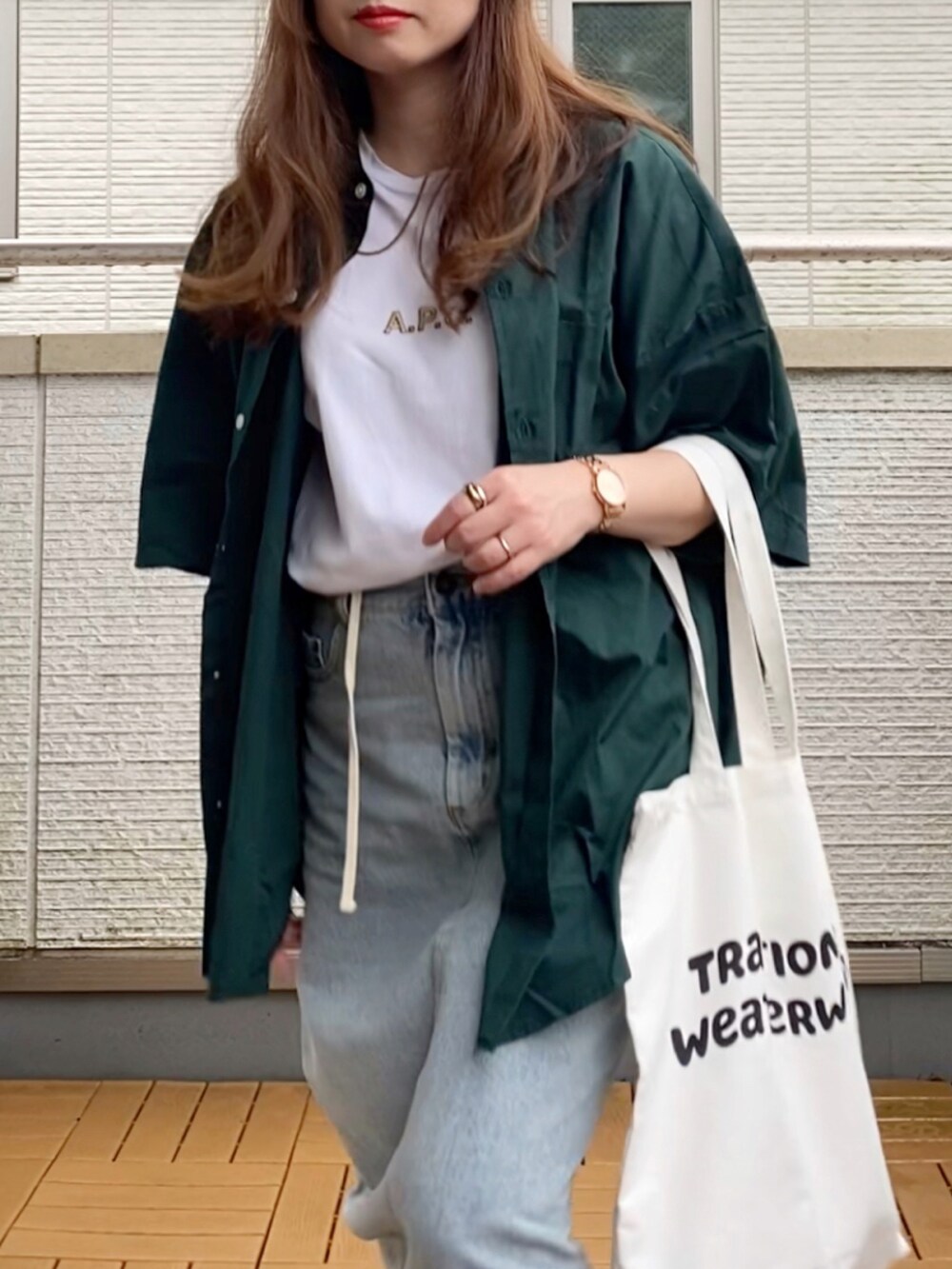 グリーン系のシャツ/ブラウス、イエロー系のTシャツ/カットソー、ブルー系のデニムスカートを着用したレディースの夏コーディネートの3枚目の写真