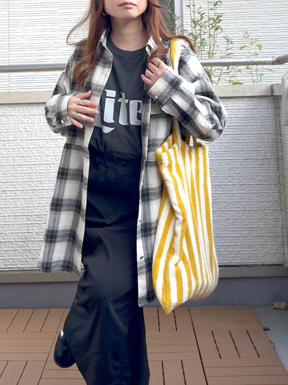 ホワイト系のシャツ/ブラウス、ブラック系のTシャツ/カットソー、ブラック系のスカートを着用したレディースの秋コーディネートの4枚目の写真