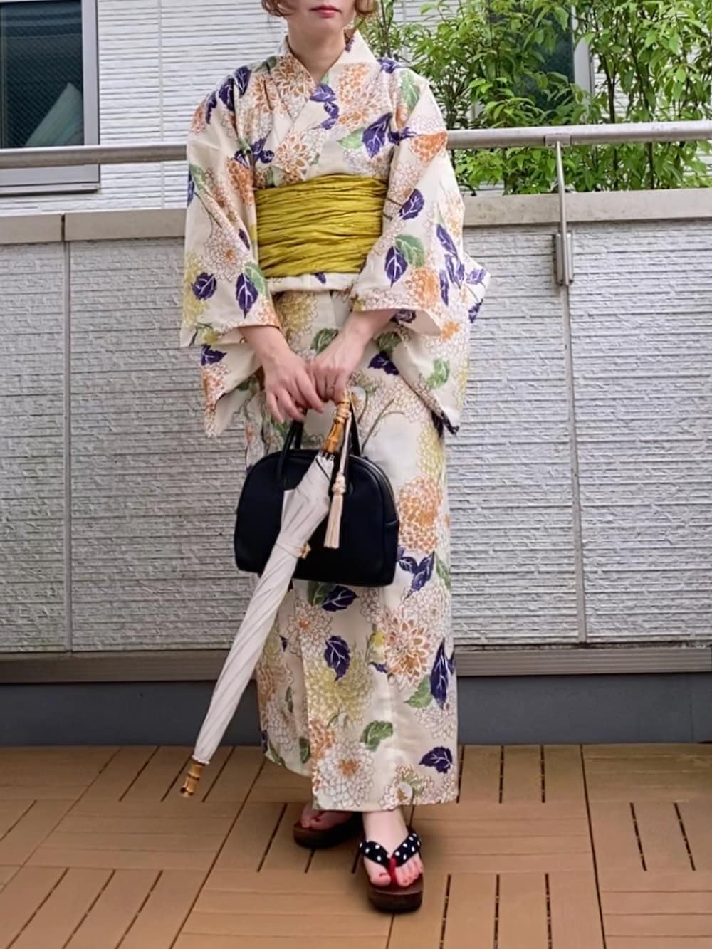 ブラック系のショルダーバッグ、ベージュ系の浴衣、ベージュ系の長傘を着用したレディースの夏コーディネートの2枚目の写真